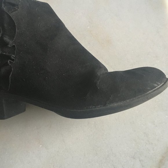 JustFab black chelsea ankle boots / booties ruffle - Picture 9 of 10